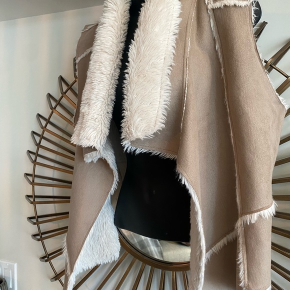 Fall suede vest by Olive and Oak - Picture 2 of 2